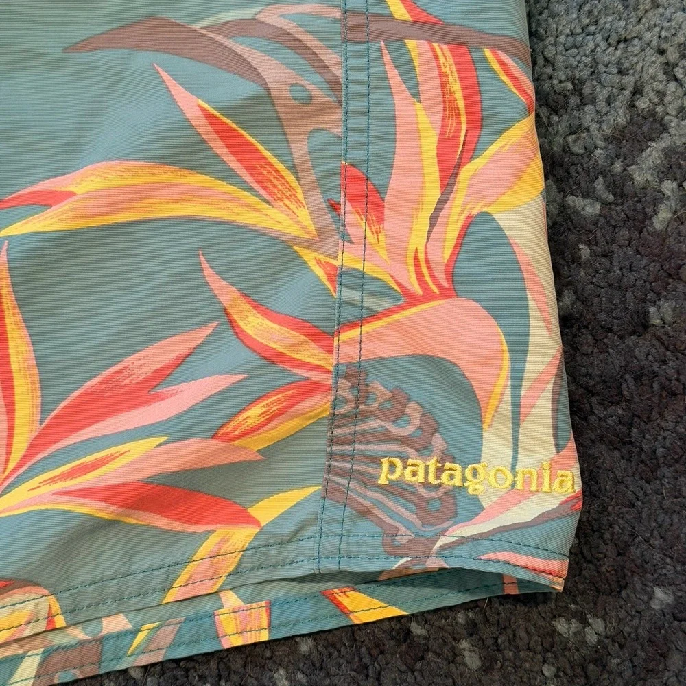 Patagonia Wavefarer Board Shorts Men's 33 Bird of Paradise Floral Swim Trunks
